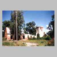 073-1034 Kirchenruine und Schulhaus in Petersdorf 1996.jpg